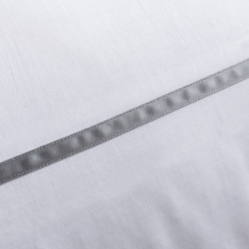 طقم بياضات أسِرَّة من الساتان القطني 60*40 بشعار مُطَرَّز طقم بياضات أسِرَّة من الساتان القطني 60*40 بشعار مُطَرَّز