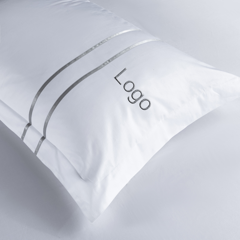 طقم بياضات أسِرَّة من الساتان القطني 60*40 بشعار مُطَرَّز طقم بياضات أسِرَّة من الساتان القطني 60*40 بشعار مُطَرَّز