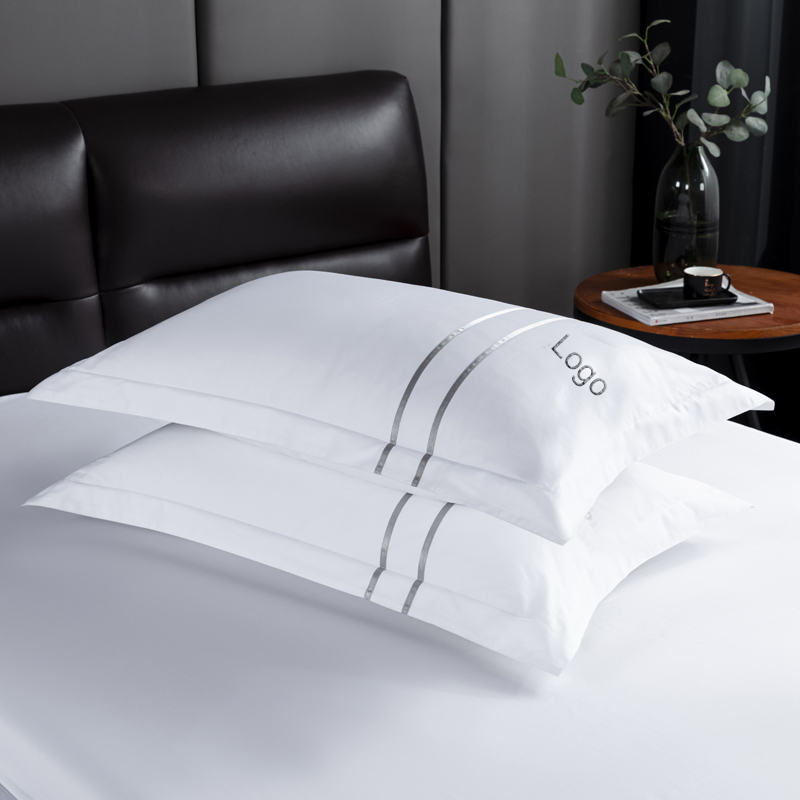 طقم بياضات أسِرَّة من الساتان القطني 60*40 بشعار مُطَرَّز طقم بياضات أسِرَّة من الساتان القطني 60*40 بشعار مُطَرَّز