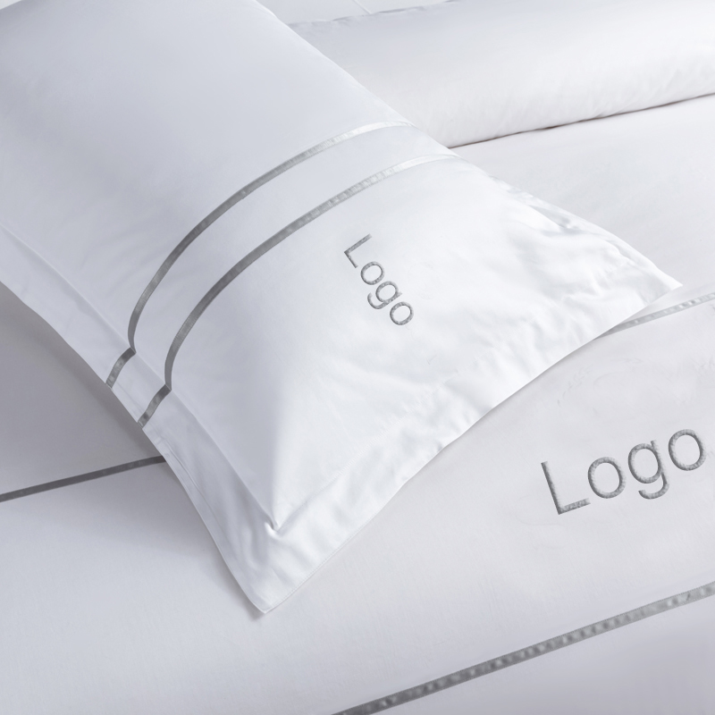 طقم بياضات أسِرَّة من الساتان القطني 60*40 بشعار مُطَرَّز طقم بياضات أسِرَّة من الساتان القطني 60*40 بشعار مُطَرَّز