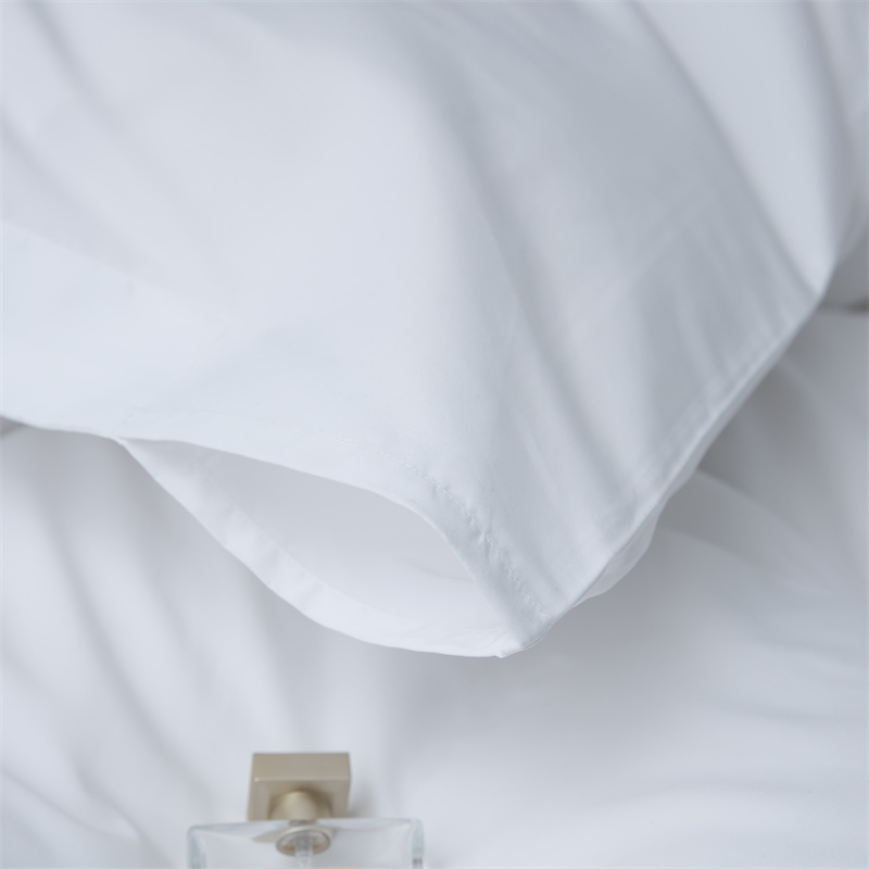 طقم بياضات سرير فندقي اقتصادي من البوليستر 100% بوزن 135 جرامًا للمتر المربع طقم بياضات سرير فندقي اقتصادي من البوليستر 100% بوزن 135 جرامًا للمتر المربع