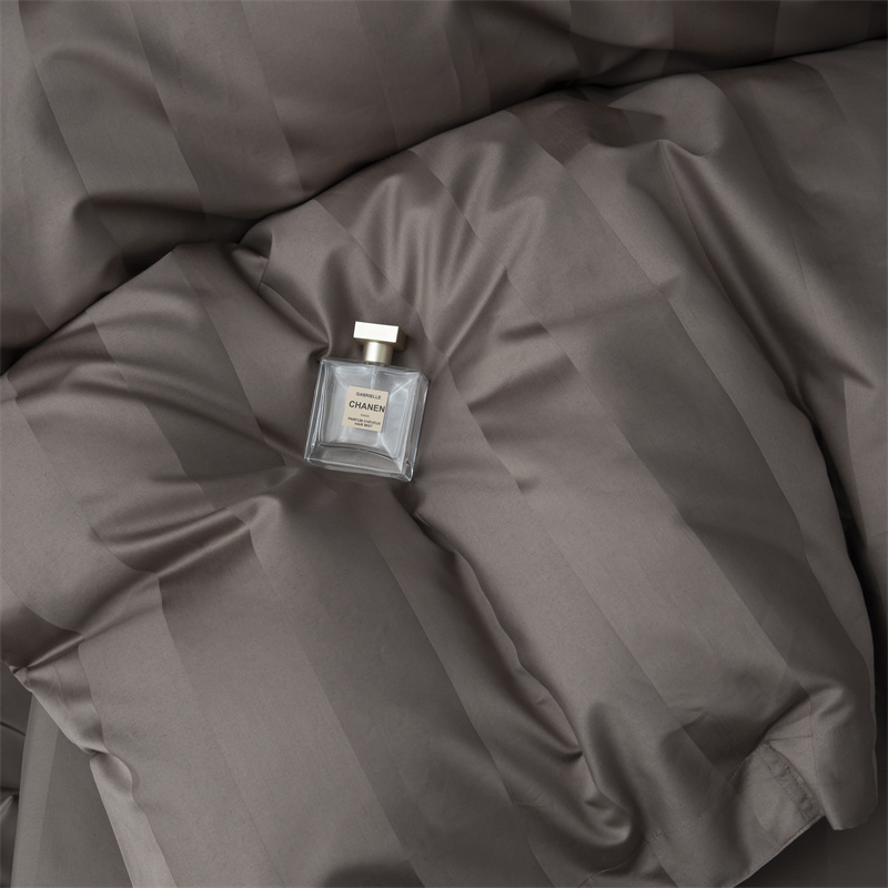 طقم مفروشات من قطن الساتين 750TC بخطوط ساتين 7 سم طقم مفروشات من قطن الساتين 750TC بخطوط ساتين 7 سم