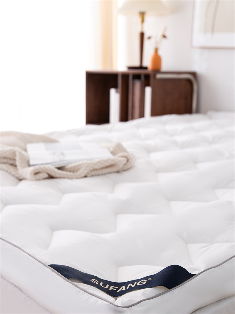 غطاء مرتبة بتصميم تخطيط متموج وحشوة من الألياف الدقيقة غطاء مرتبة بتصميم تخطيط متموج وحشوة من الألياف الدقيقة