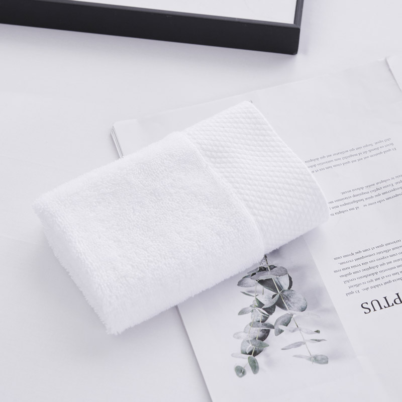 منشفة حمام فندقية بيضاء سادة بحدود جاكار منشفة حمام فندقية بيضاء سادة بحدود جاكار