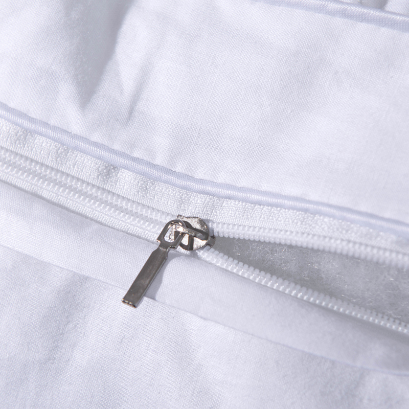 وسادة بحشوة ألياف دقيقة بتصميم مبطن مع سحاب وسادة بحشوة ألياف دقيقة بتصميم مبطن مع سحاب