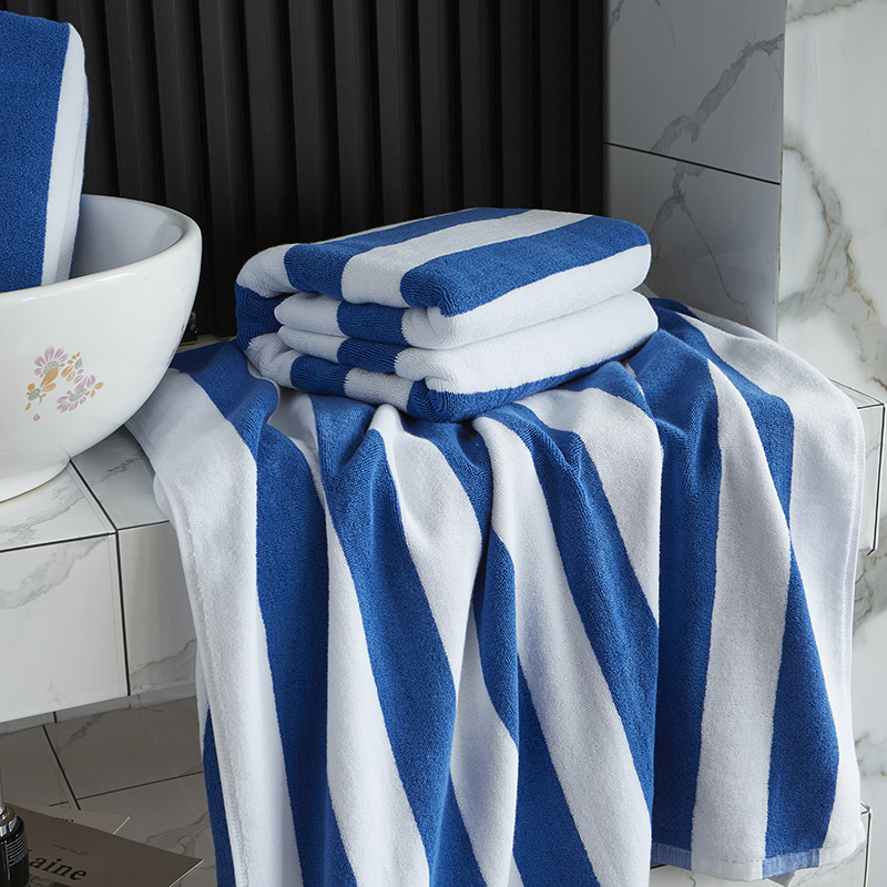 منشفة شاطئ/مسبح بخطوط مصبغة بالخيط (أزرق-أبيض)